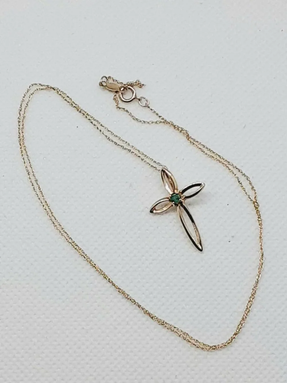 NEW 10 kt yellow gold cross with emerald stone - Picture 4 of 8